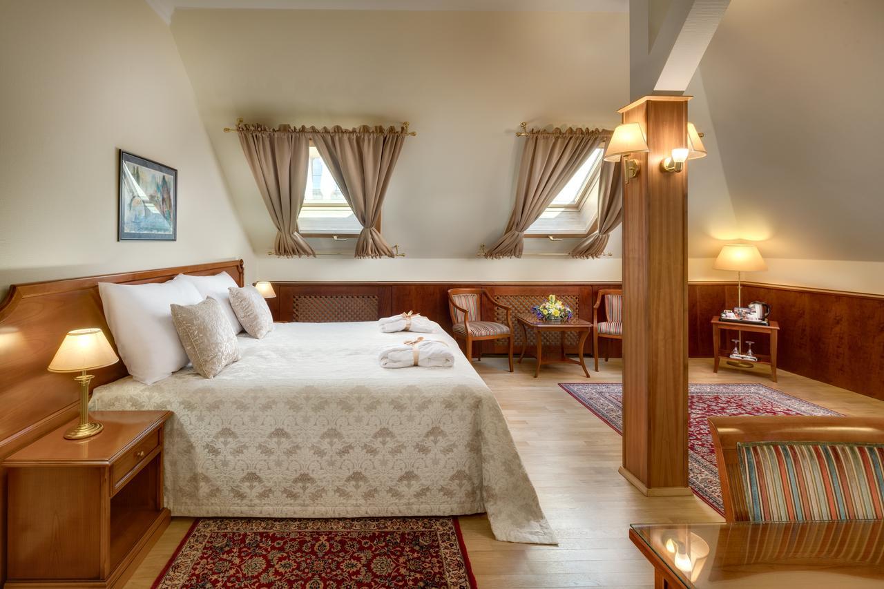 Boutique Hotel Seven Days Prag Exteriör bild
